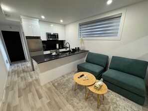 Fridge, microwave, oven, stovetop - NDG Treasure in Montreal! Value & Travel Adventure (Montréal)