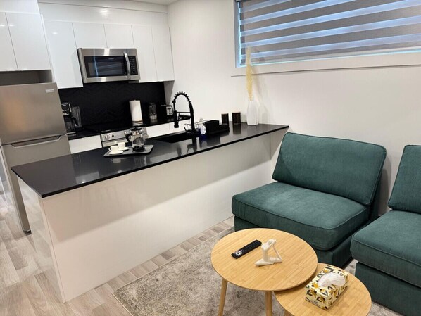 Réfrigérateur, four à micro-ondes, un four, surface de cuisson