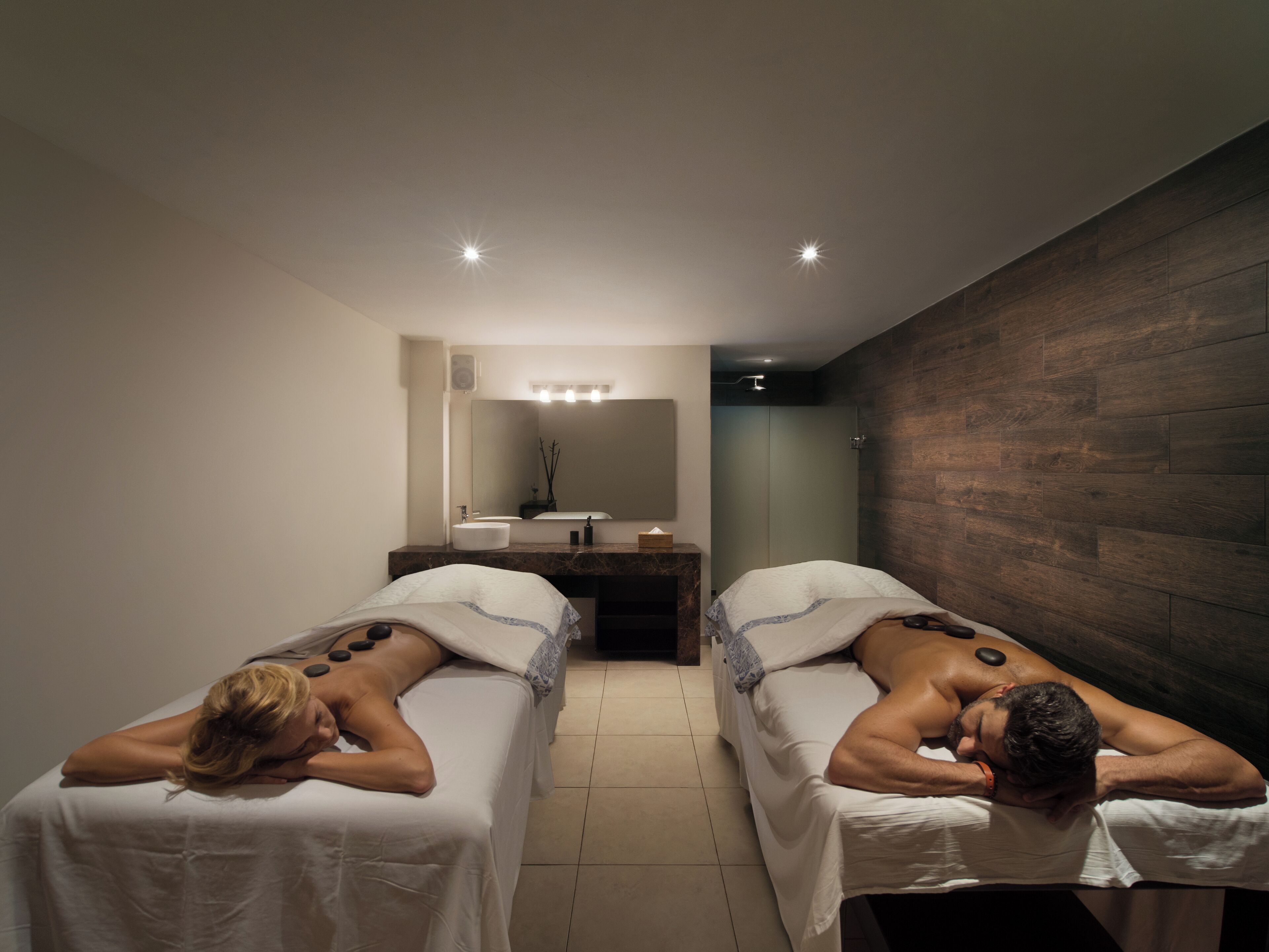 Un sauna, una bañera de hidromasaje, masajes