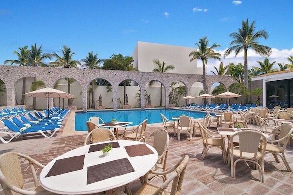 Una piscina al aire libre