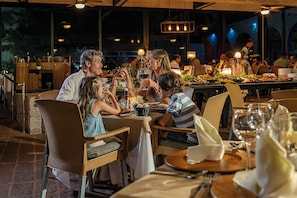 Family dining - El Cid Granada Hotel - All Inclusive (Mazatlán)