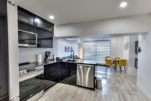 Réfrigérateur, four à micro-ondes, un four, surface de cuisson