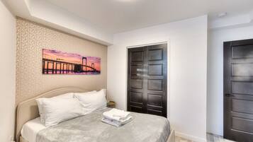 Escritorio, tabla de planchar con plancha, cuna de viaje y wifi