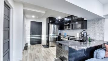 Frigorífico, microondas, horno y placa de cocina