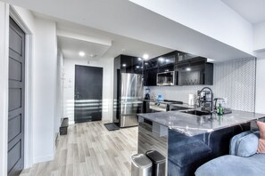 Frigorífico, microondas, horno y placa de cocina