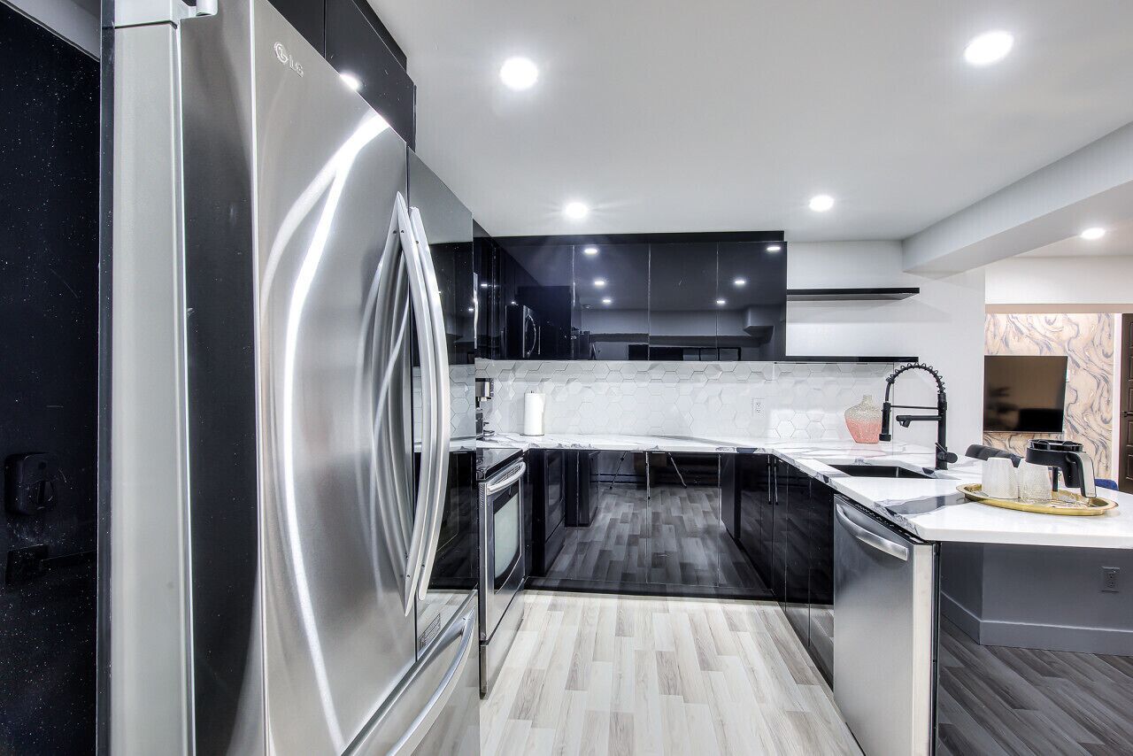 Coffee/tea maker, cookware/dishes/utensils, dining tables