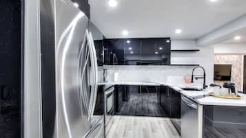 Coffee/tea maker, cookware/dishes/utensils, dining tables