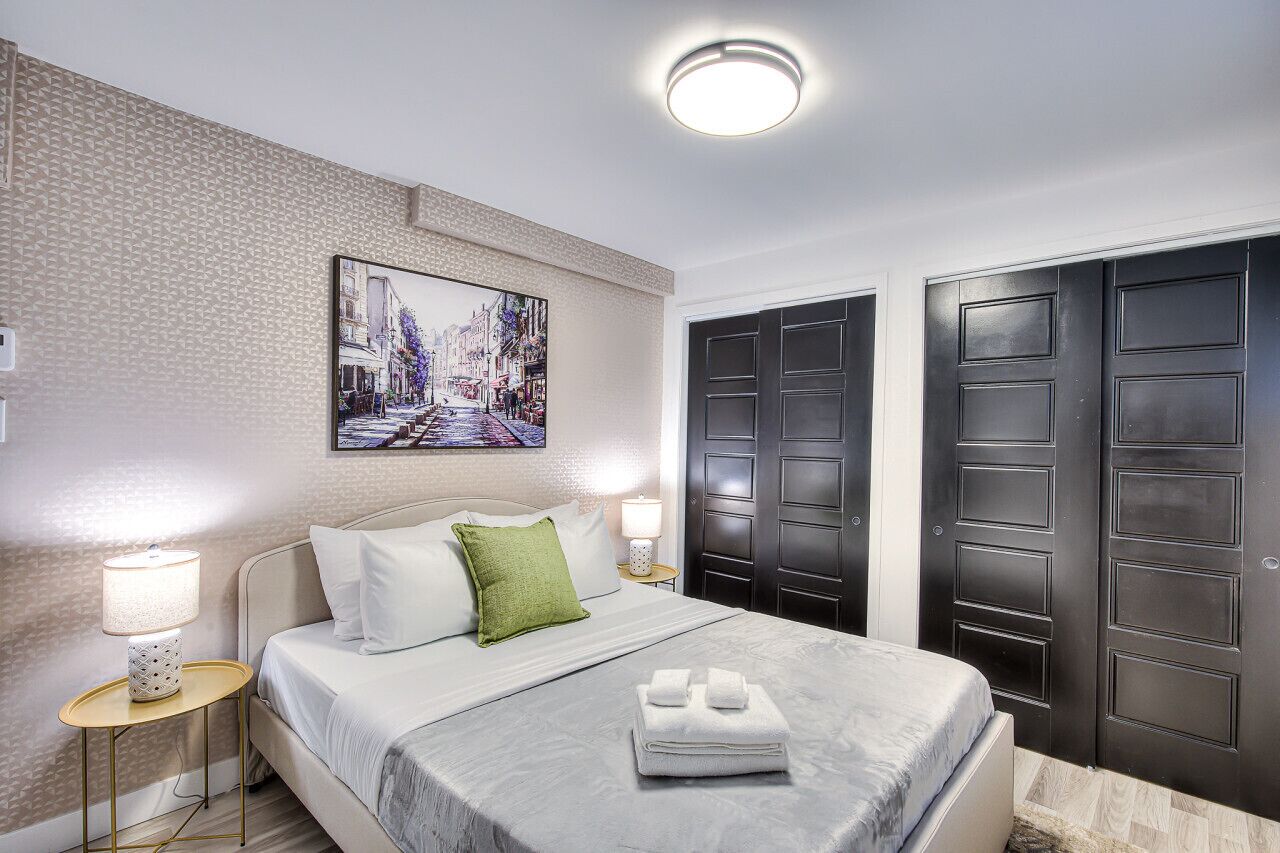 Desk, WiFi, bed sheets