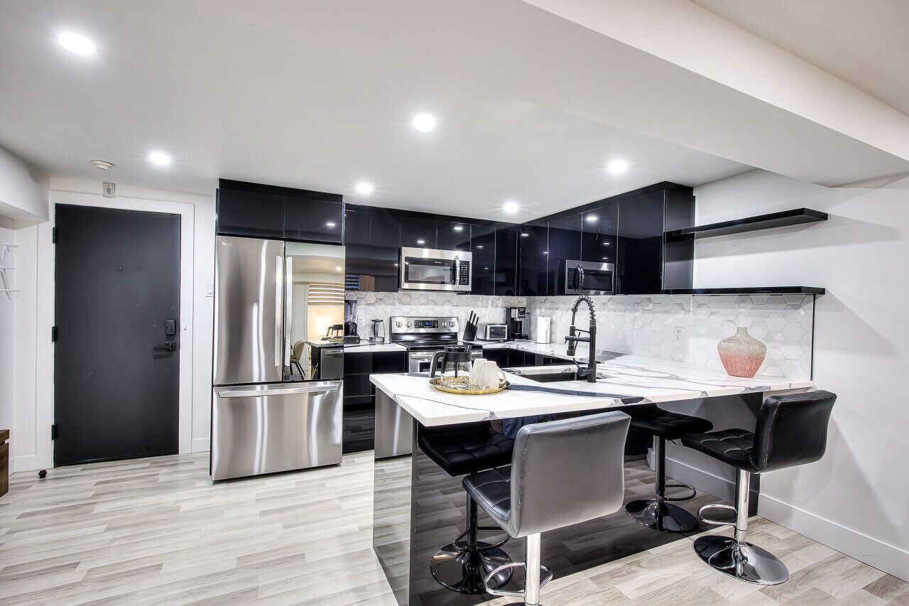 Kaffetrakter/tekoker, kjøkkenutstyr og spisebord