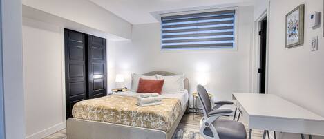 Skrivebord, wi-fi og sengetøy