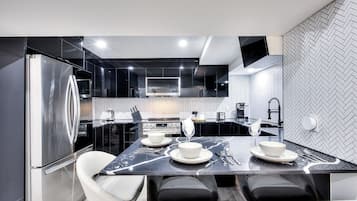 Fridge, oven, stovetop, coffee/tea maker
