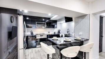 Réfrigérateur, four, plaque de cuisson, cafetiÚre/bouilloire