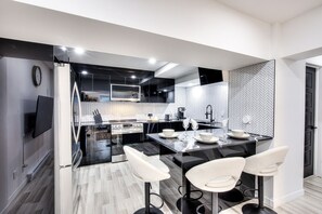 Réfrigérateur, four, plaque de cuisson, cafetière/bouilloire