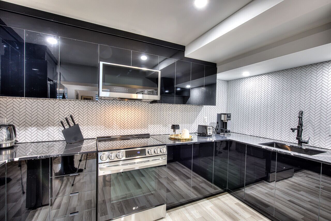 Kylskåp, ugn, spishäll och kaffe- och tebryggare