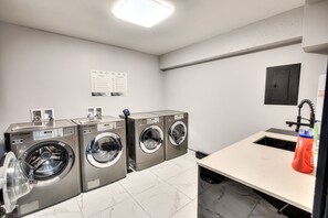 Interior - Charm & Comforts 1BR Apt NDG by Downtown Montreal (Montréal)