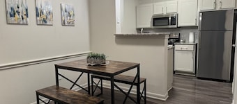 LuxeWoodlands Villa: Cozy Stay