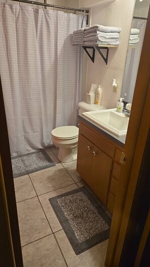 Een haardroger, handdoeken, zeep, shampoo