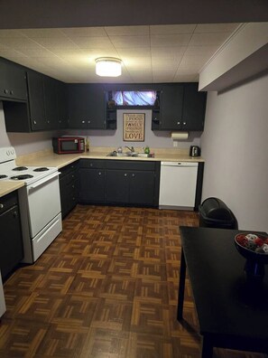 Een koelkast, een microgolfoven, een oven, een kookplaat