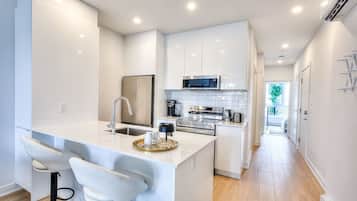 Microonde, forno, piano cottura, macchina per tè/caffè