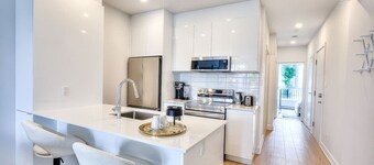 2br Top Montreal Apt for Chic and Cozy Traveler