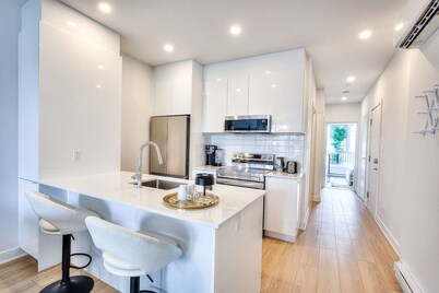 2br Top Montreal Apt for Chic and Cozy Traveler