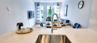 2br Top Montreal Apt for Chic and Cozy Traveler