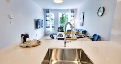 2br Top Montreal Apt for Chic and Cozy Traveler