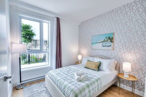 Escritorio, tabla de planchar con plancha, wifi y ropa de cama 