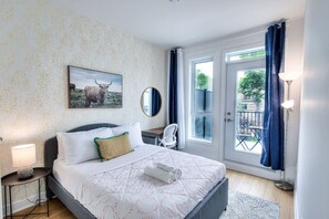 Desk, iron/ironing board, WiFi, bed sheets - 2br Top Montreal Apt for Chic and Cozy Traveler (Montréal)