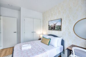 Escrivaninha, ferros/tábuas de passar roupa, Wi-Fi, roupa de cama