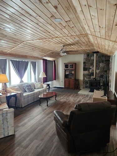 Holly Hill Farm Mod/Rustic 3Bed, 3 Full Bath, Farm Home with Primary Bath Suite!