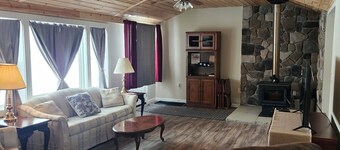 Holly Hill Farm Mod/Rustic 3Bed, 3 Full Bath, Farm Home with Primary Bath Suite!