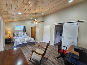 3 bedrooms, iron/ironing board, WiFi, bed sheets - Holly Hill Farm Mod/Rustic 3Bed, 3 Full Bath, Farm Home with Primary Bath Suite! (Hornell)