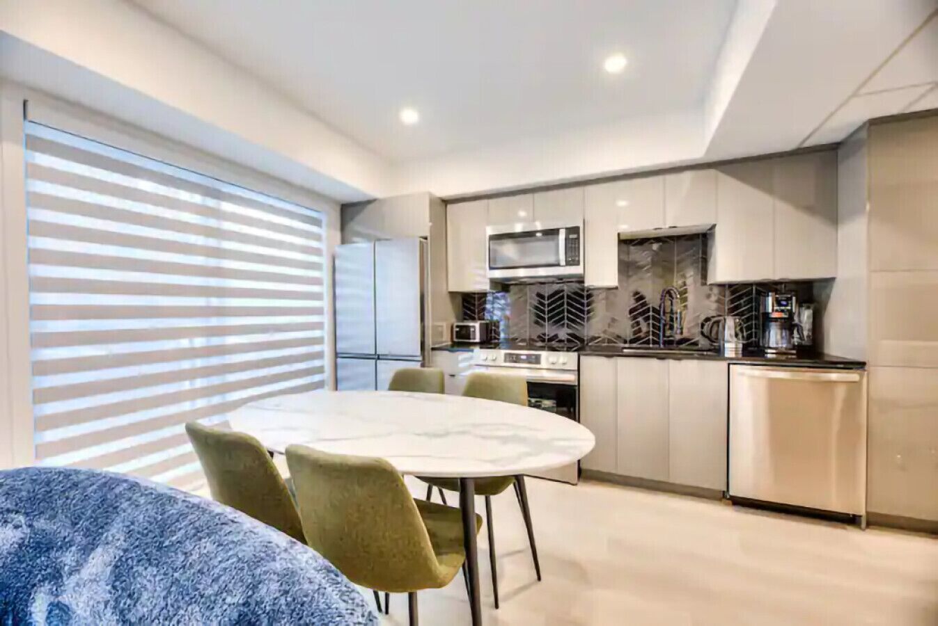 Réfrigérateur, four, plaque de cuisson, cafetière/bouilloire