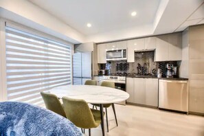 Réfrigérateur, four, plaque de cuisson, cafetière/bouilloire