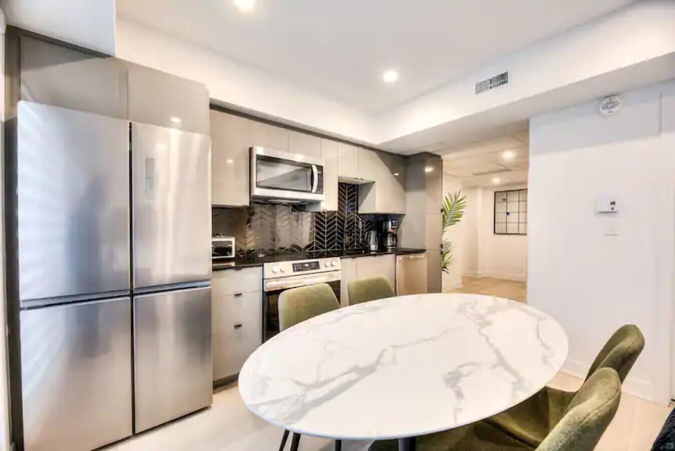 Réfrigérateur, four, plaque de cuisson, cafetière/bouilloire