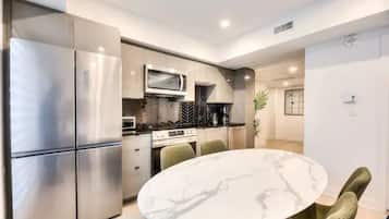 Réfrigérateur, four, plaque de cuisson, cafetiÚre/bouilloire