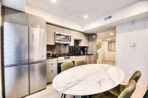 Fridge, oven, stovetop, coffee/tea maker