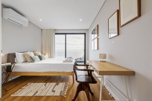 Tabla de planchar con plancha, wifi gratis y ropa de cama 