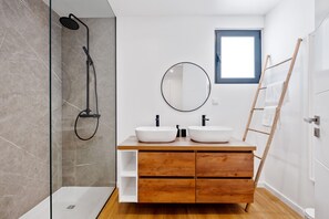 Shower, hair dryer, towels - Art House - By Wehost (Funchal)