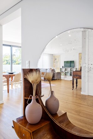 TV - Art House - By Wehost (Funchal)