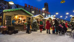 A bustling outdoor market with a vintage-themed food stall and a Christmas tree. - NEW! NDG Studio for High Value Rest & Adventure (Montréal)