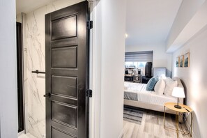 Bureau, fer et planche à repasser, lit parapluie, Wi-Fi