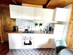 Fridge, microwave, oven, stovetop - Le Cocon Beuillois - Renovated, fully-equipped one-bedroom for unforgettable vacations (Beuil)