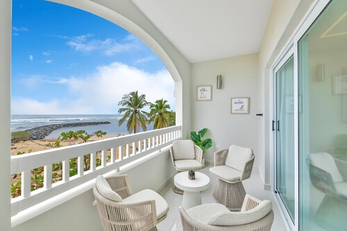 Luxury Oceanfront 2BR |Beach Access + Resort Pools