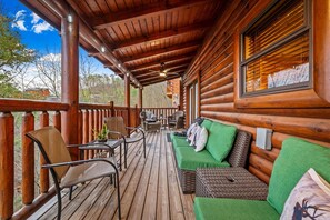 Property grounds - Luxury 5BR Cabin • Game Room • Hot Tub • Kids Loft • 10min to Dollywood (Pigeon Forge)