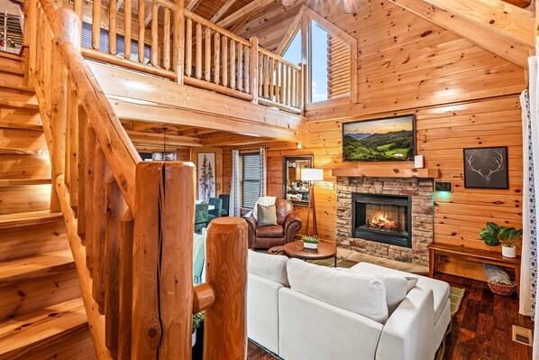 Smart TV, fireplace, video games, books - Luxury 5BR Cabin • Game Room • Hot Tub • Kids Loft • 10min to Dollywood (Pigeon Forge)