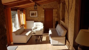 Fernseher, DVD-Player, Tischtennisplatte