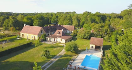 House with swimming pool in Périgord