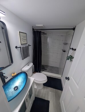 Towels, soap, toilet paper - PrimeStay in Modern Studio in Prime Location (Hollywood)